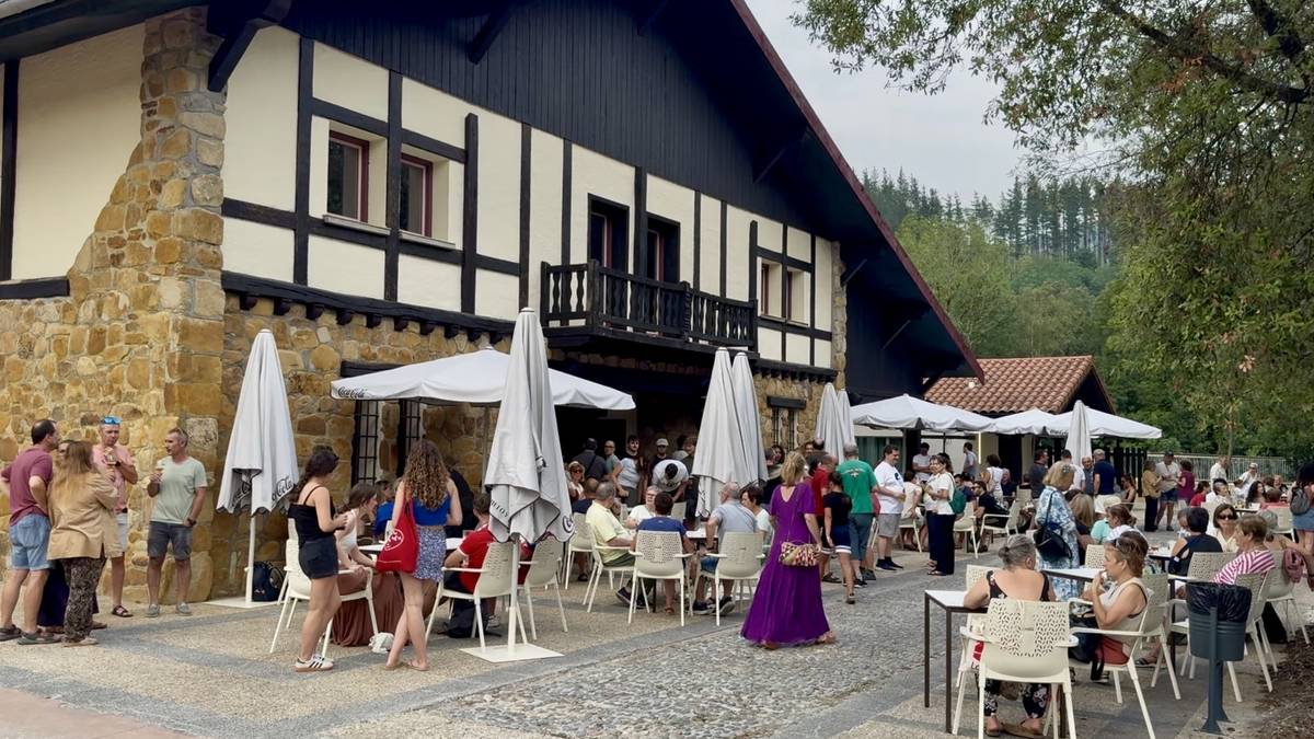 Kuriosidadeak eta doariko pintxo-poteak mobiduta, jente ugari batu zan Ailaraken inaugurazinoan