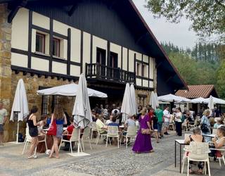 Kuriosidadeak eta doariko pintxo-poteak mobiduta, jente ugari batu zan Ailaraken inaugurazinoan