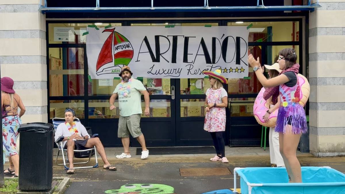 Arteako eskolea oporretako 'resort' bilakatuta topau dabe umeek ikasturteko lehenengo egunean