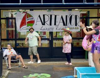 Arteako eskolea oporretako 'resort' bilakatuta topau dabe umeek ikasturteko lehenengo egunean