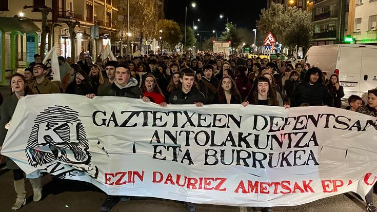 Jentetza batu zan Kiñu Gaztetxearen aldeko manifestazinoan