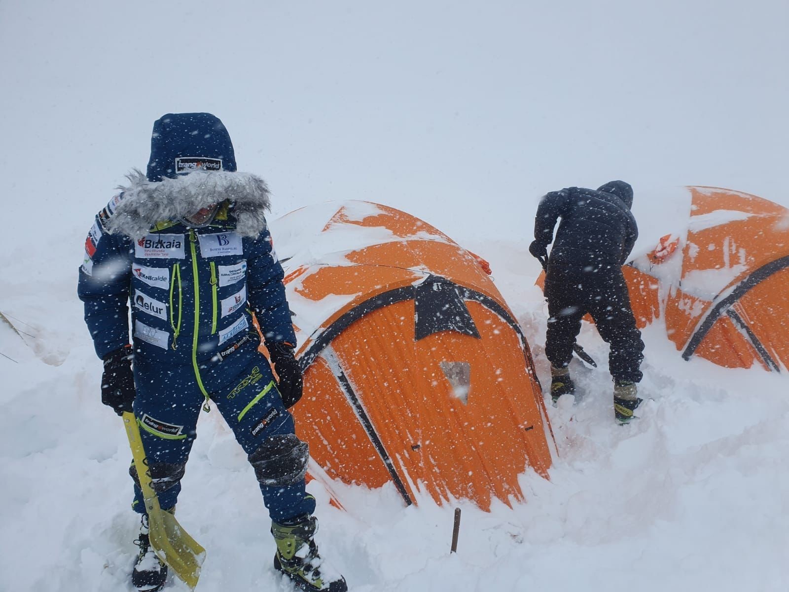 Alex Txikon Manasluko oinarrizko kanpapentuan dago eguraldi hobea itxaroten