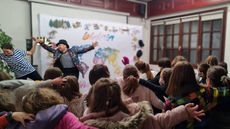 Perli eta Koxkolok 'Abentura zirarragarria' taularatuko dabe Lemoako Kotxepin Kultur Etxean