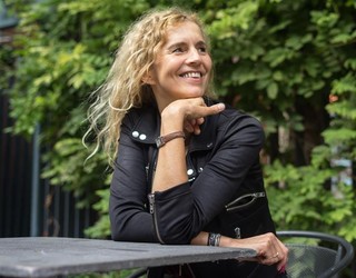 Delphine de Viganen ‘Esker onak’ landuko dabe Arteako Irakurleen Txokoan