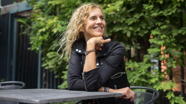 Delphine de Viganen ‘Esker onak’ landuko dabe Arteako Irakurleen Txokoan