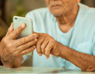 Adinekoek telefono mobikorra erabilten ikasteko saioak jasoko ditue Igorren