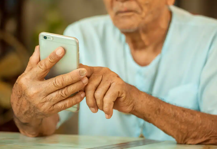 Adinekoek telefono mobikorra erabilten ikasteko saioak jasoko ditue Igorren