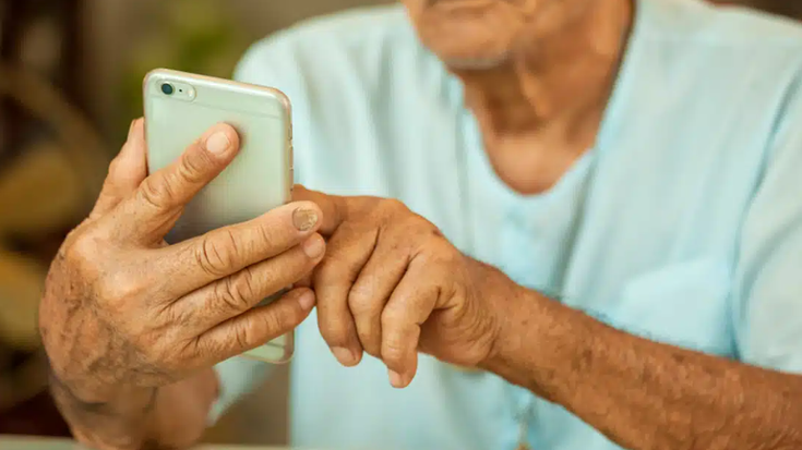 Adinekoek telefono mobikorra erabilten ikasteko saioak jasoko ditue Igorren