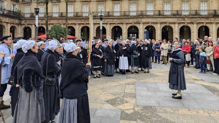 Santa Agedako argazkiak behar ditu BEGITUk