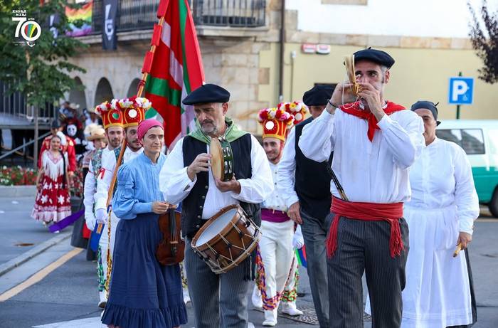 Euskal Herria eta Mexikoko jantzak batuko dira zapatuan Areatzan