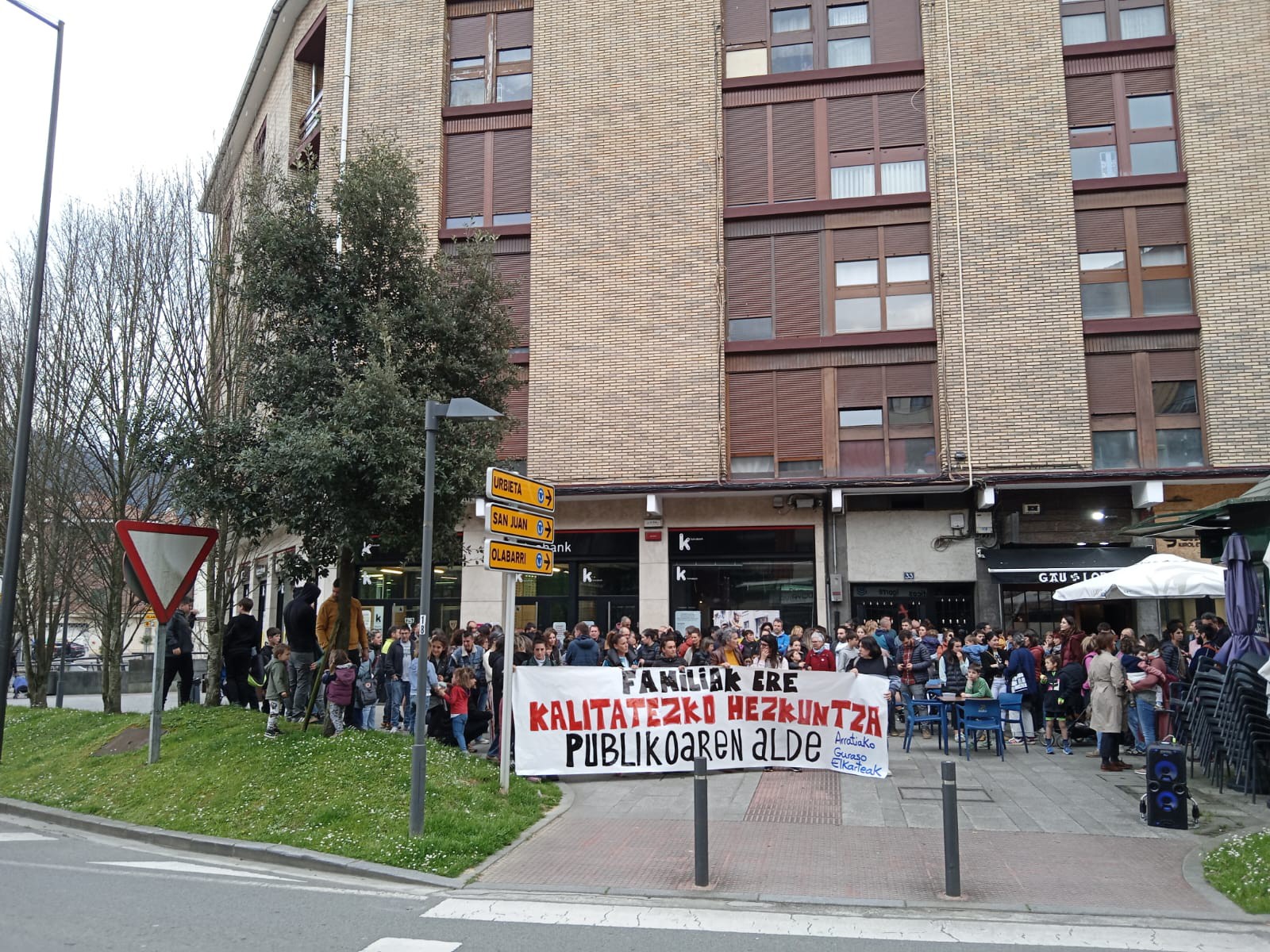 Aprileko lehenengo egun bietan, gure eremuko ikastetxe publikoetan batez beste irakasleen % 79,5ek egin dau greba