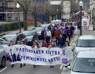 Antifaxismoaren aldarria eskuan, Arratiako Mugimendu Feministak kaleak hartu ebazan martiaren 8an