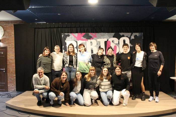 Etazetak gazteen taldea eta Zerobi nagusiena, sailkatu dira 33. BBK Sariketako finalera