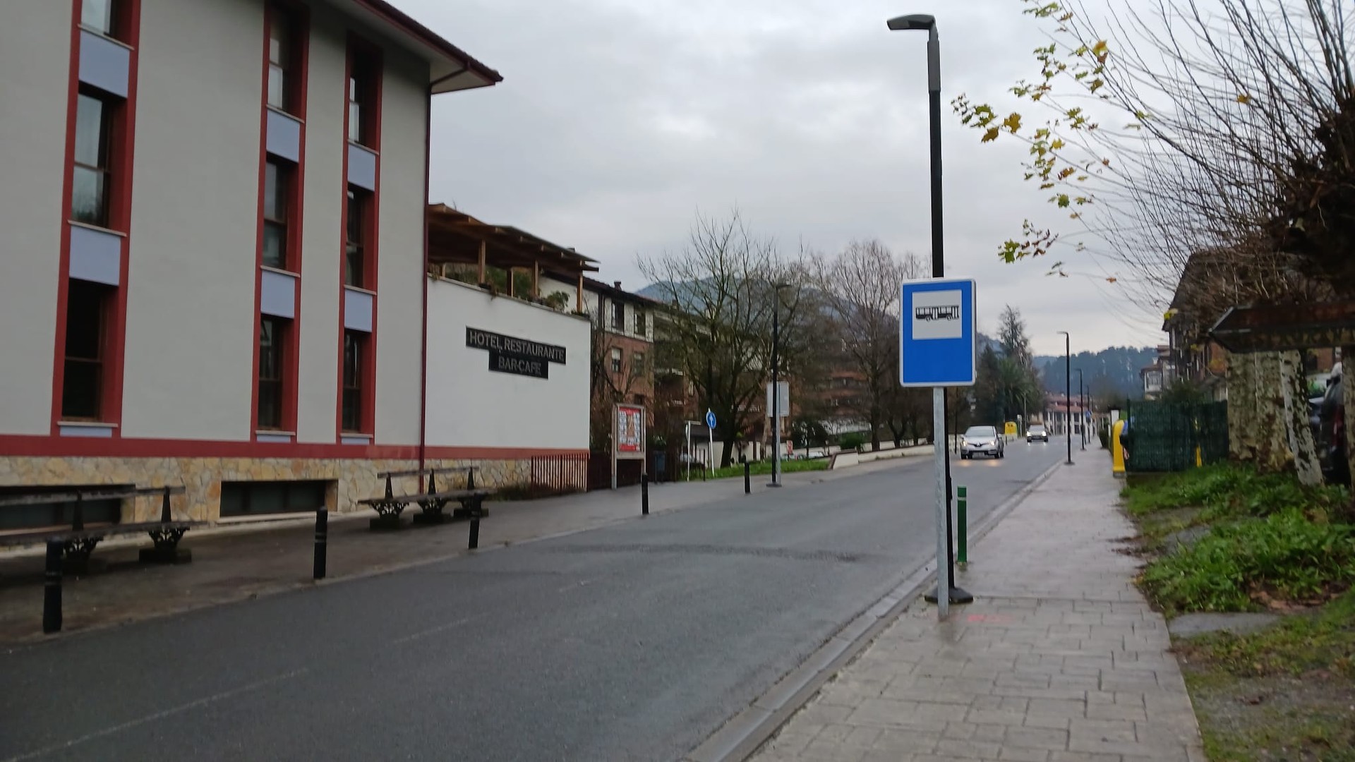 Areatzako Hotel Bainuetxearen aurrean autobus geraleku barria dago