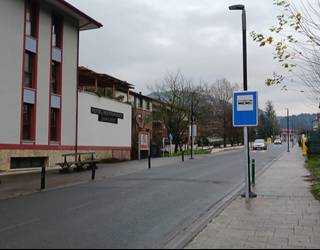 Areatzako Hotel Bainuetxearen aurrean autobus geraleku barria dago