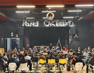 Arriskuan dagozan gaztetxeakaz berbaldia antolatu eban Kiñu Gaztetxeko asanbladeak