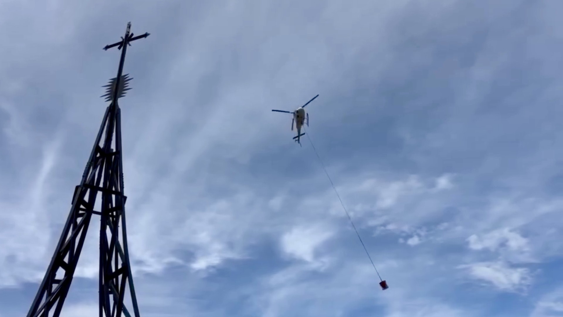 Helikopteroa badabil Gorbeiako kurutzearen oinarri barrirako hormigoia botaten