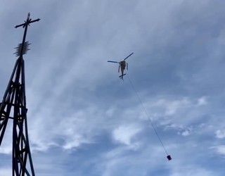 Helikopteroa badabil Gorbeiako kurutzearen oinarri barrirako hormigoia botaten
