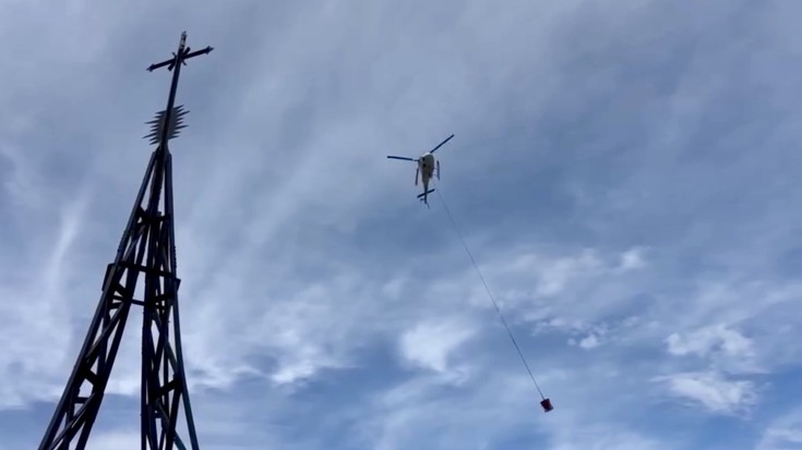 Helikopteroa badabil Gorbeiako kurutzearen oinarri barrirako hormigoia botaten